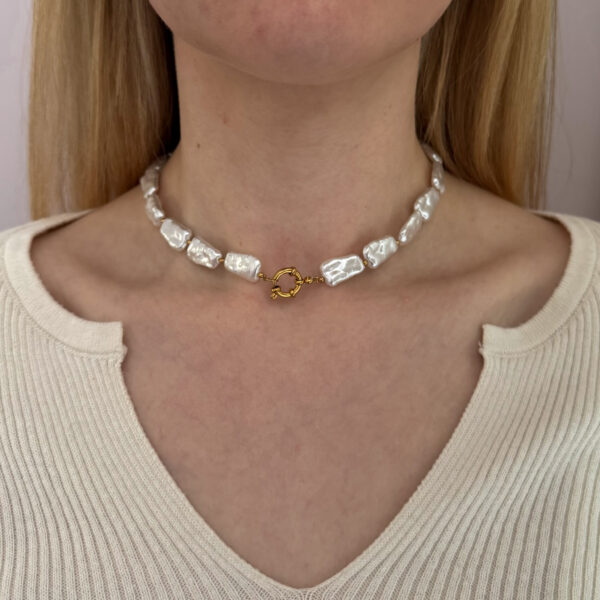 Ketting met slotje en platte zoetwater parels - Afbeelding 2